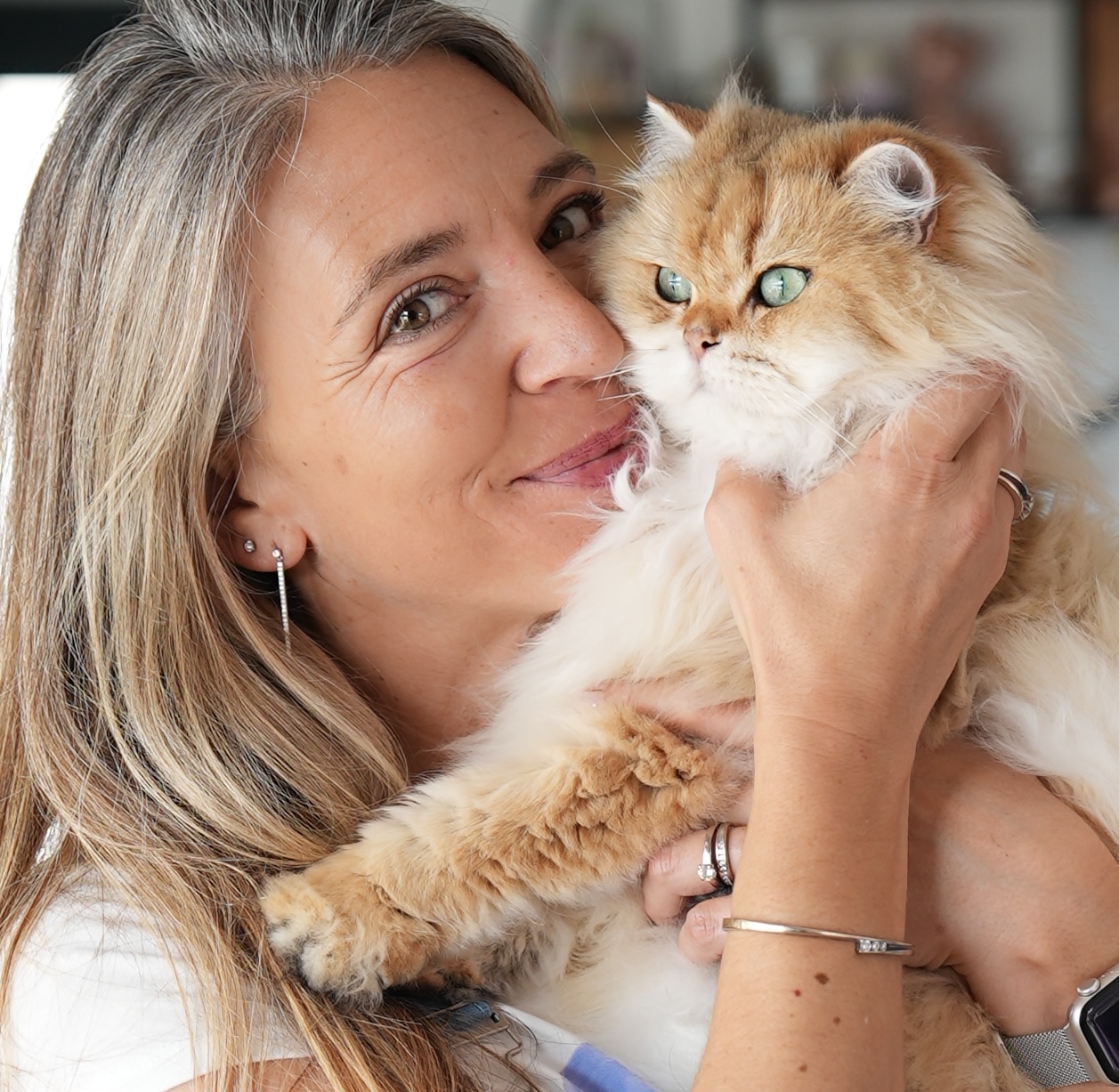 Isabelle, éleveuse et entrepreneure, avec son chat